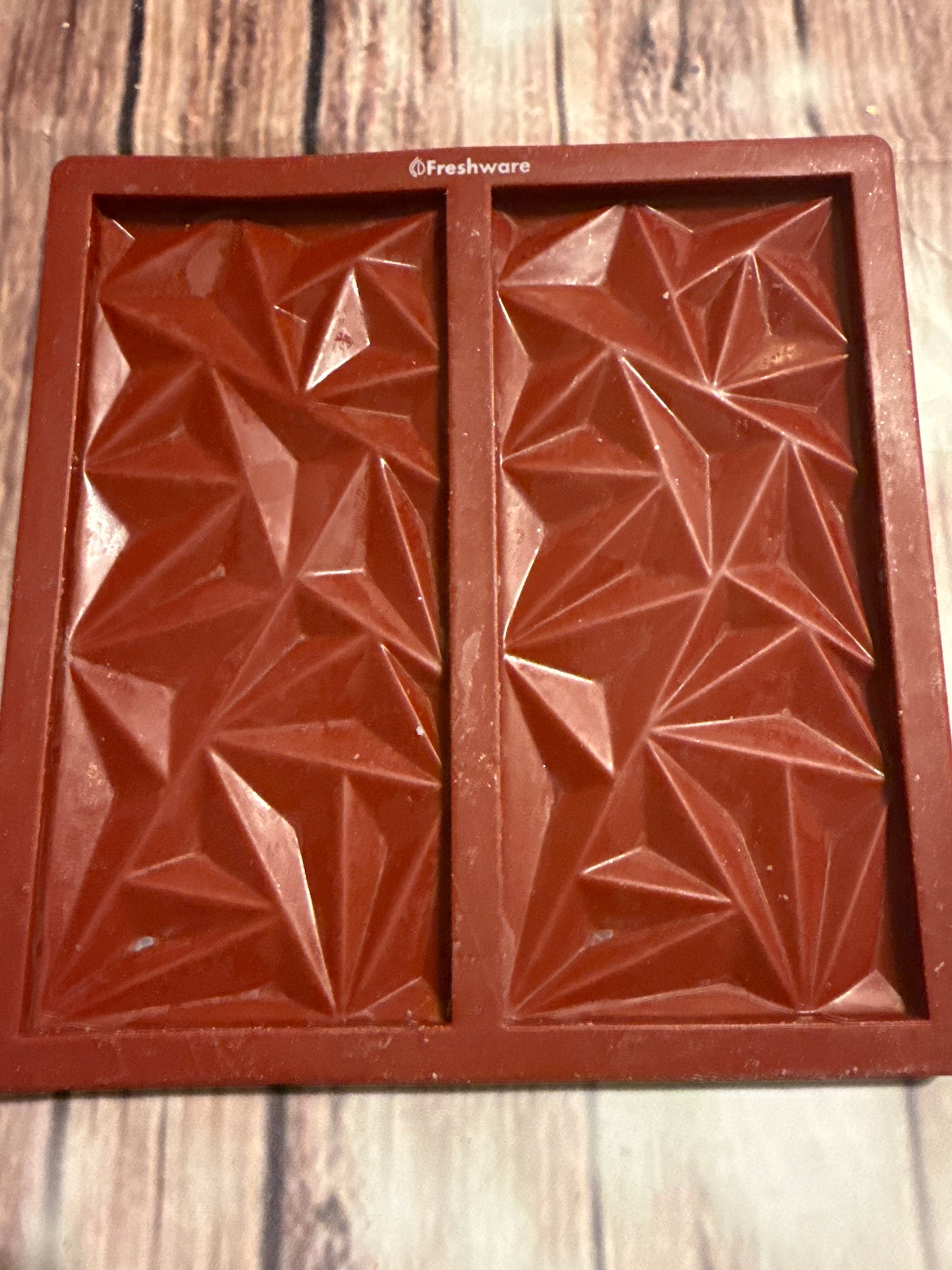 Two cavity faceted snap bar mold