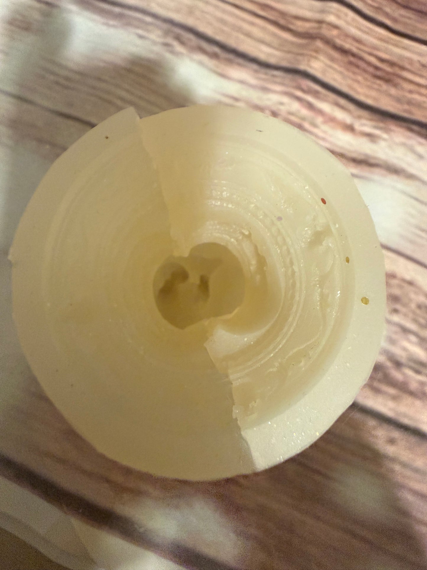 1 cavity hand holding heart mold