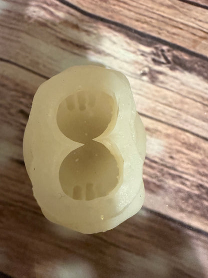 1 cavity hands holding eye mold
