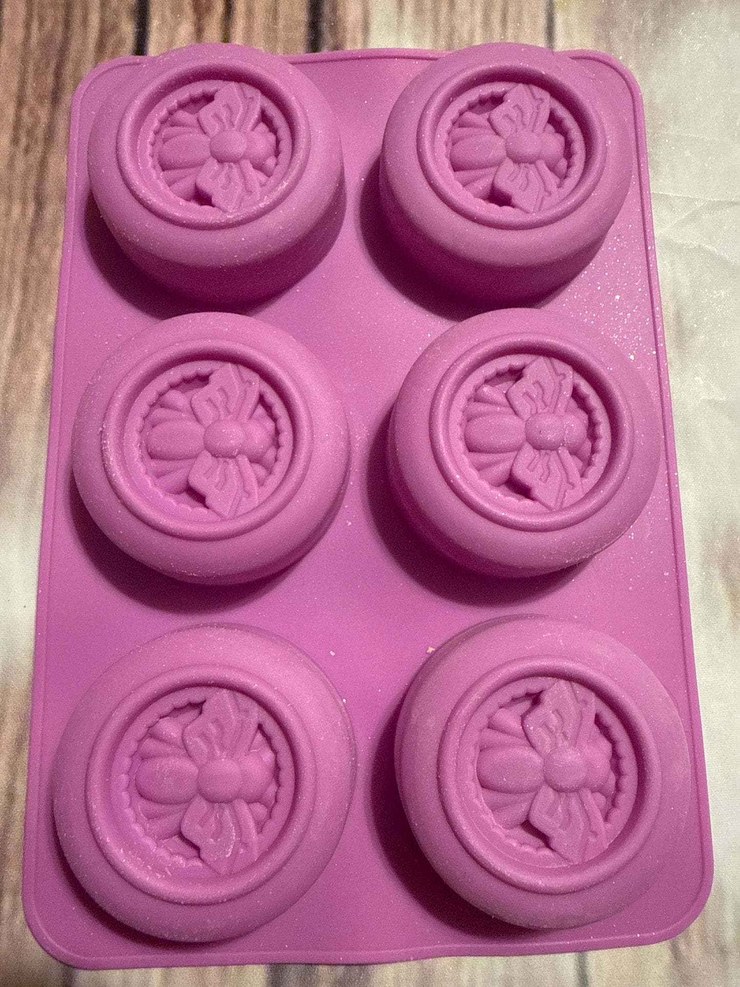 6 cavity round bee mold